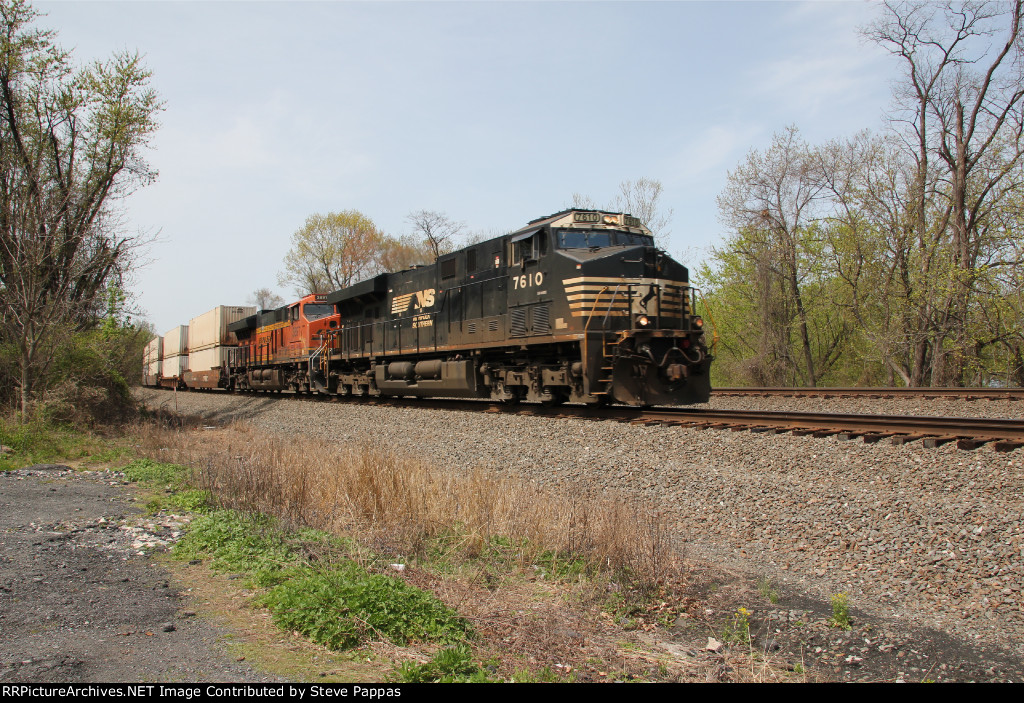 NS 7610 and BNSF 3897 lead train 26X down the siding at Cove PA